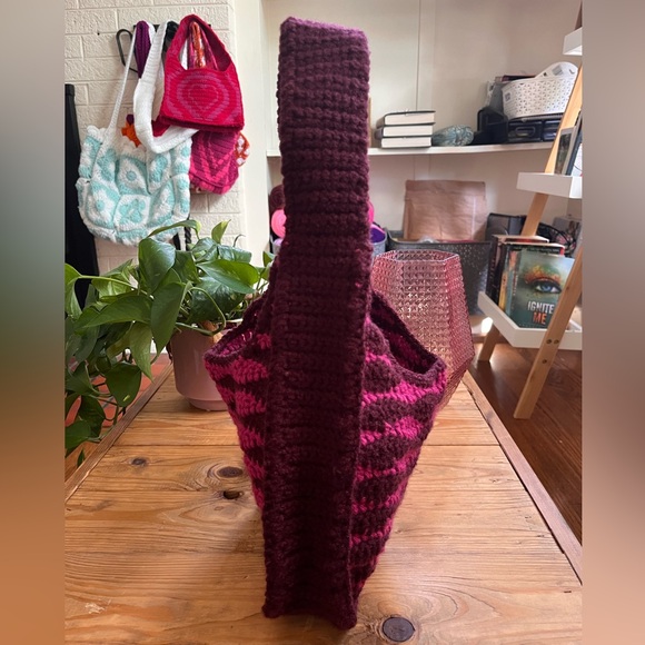 Wavy Crochet Shoulder Bag 🤎👛 - Picture 2 of 3